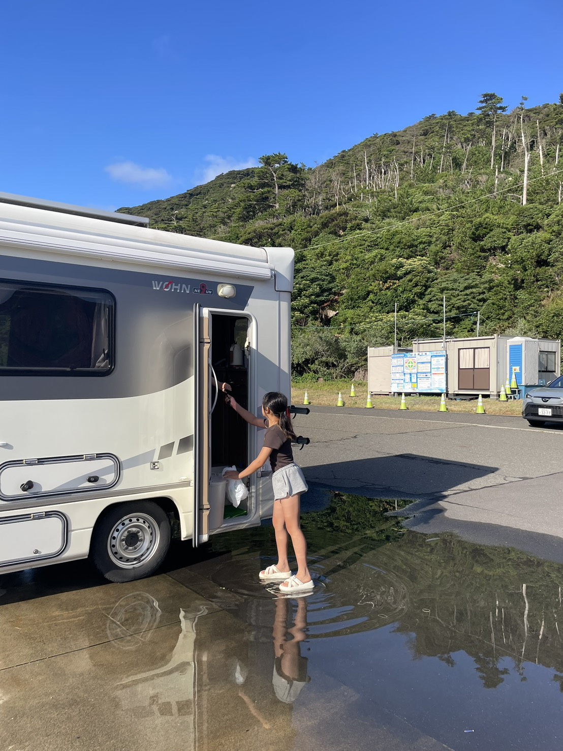 福井の旅先でキャンピングカーに乗り込むお子様｜愛知Kanoa
